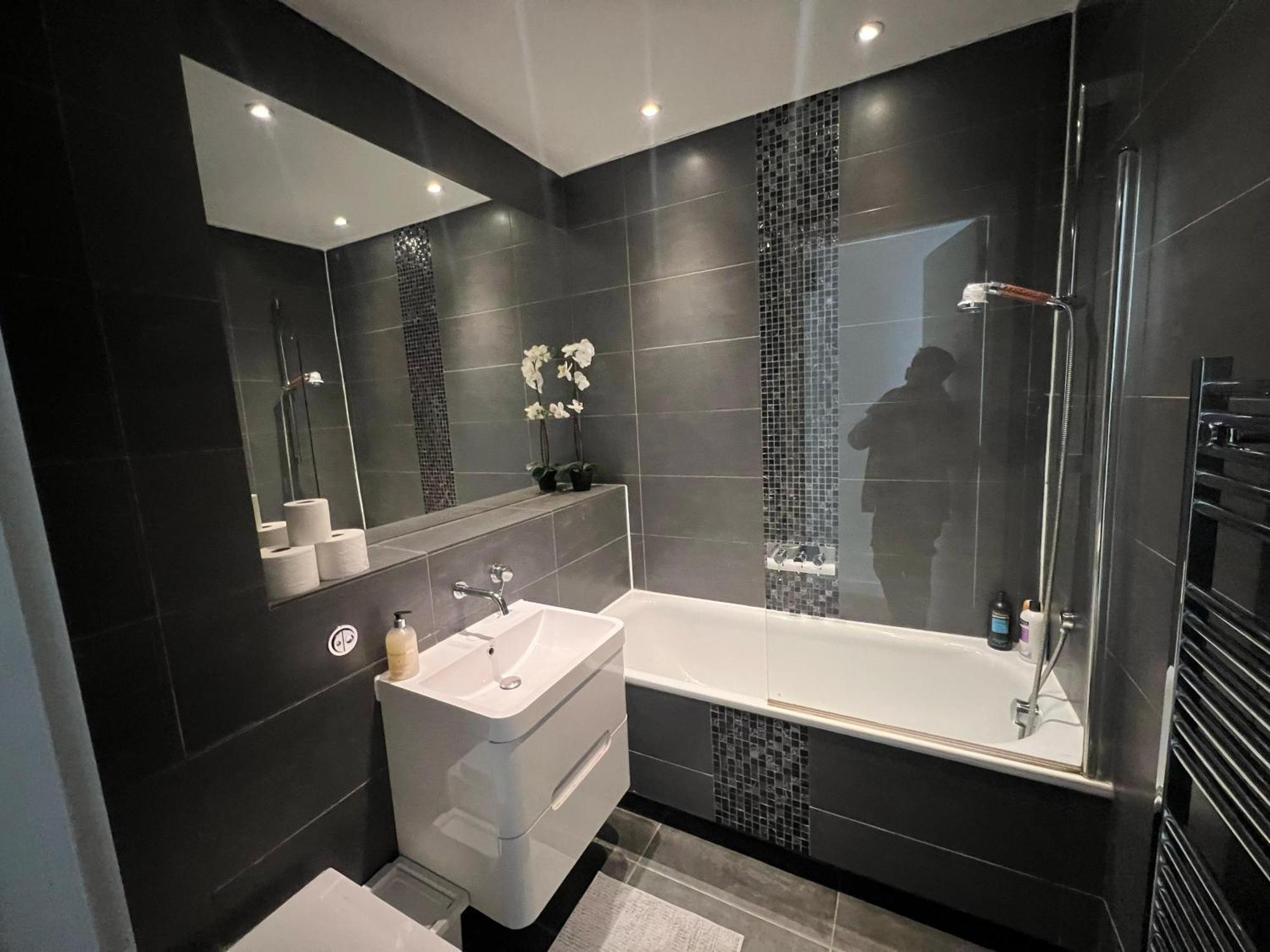 Sleek 3-bedroom Flat With Lift & Wi-fi In Southwark, Borough Near The Shard Appartamento