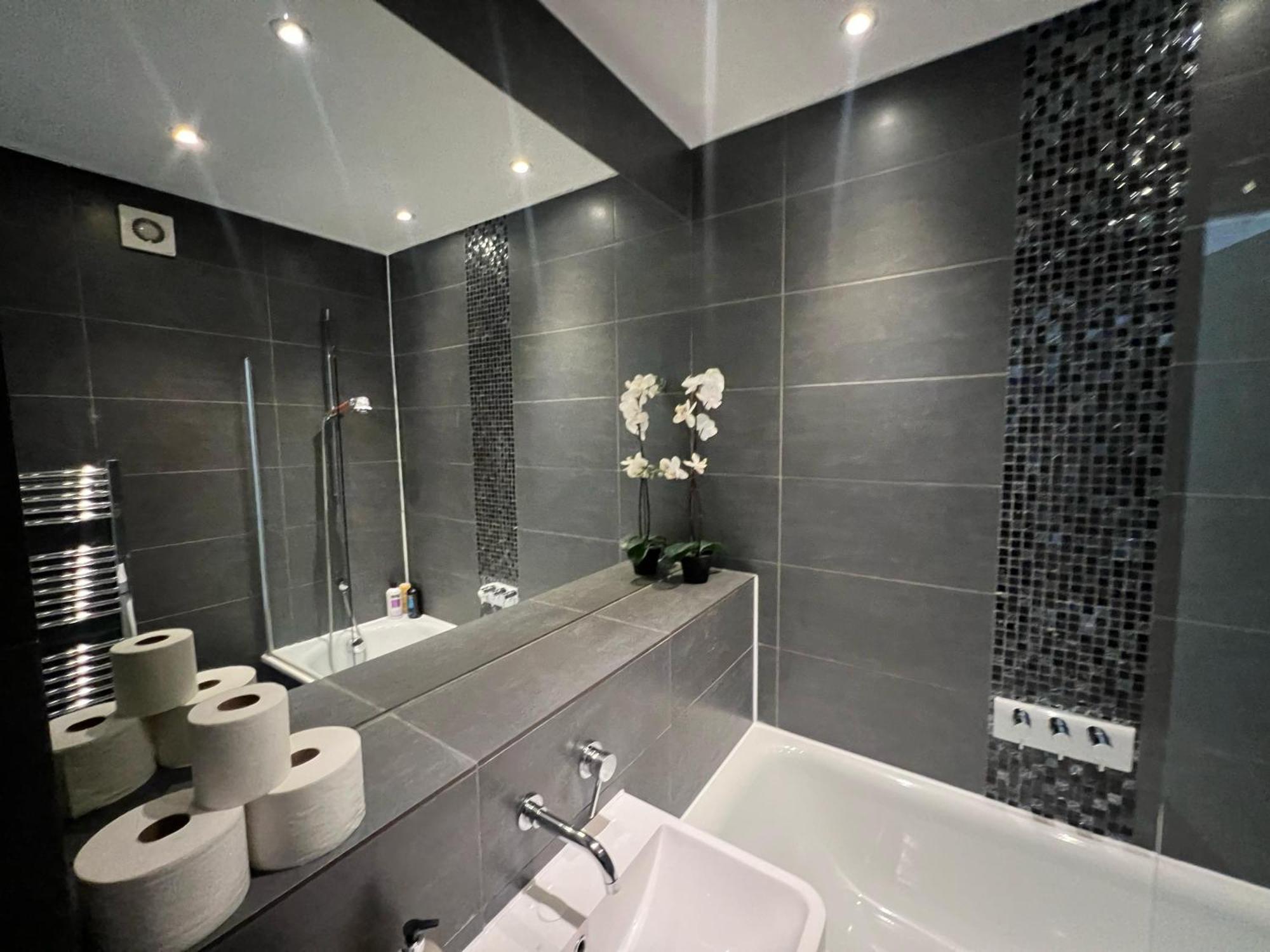 Sleek 3-bedroom Flat With Lift & Wi-fi In Southwark, Borough Near The Shard Londra